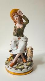 Mooi beeldje van herderin met lammetje – 23 cm hoog, Verzamelen, Beelden en Beeldjes, Ophalen of Verzenden, Zo goed als nieuw