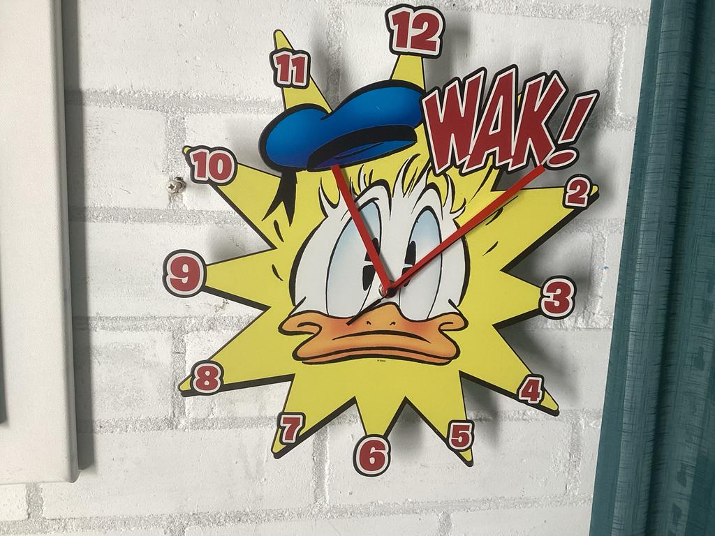 Donald Duck Wandklok - Uniek Design met "WAK!" Tekst, Huis en Inrichting, Ophalen of Verzenden, Gebruikt, Analoog, Wandklok