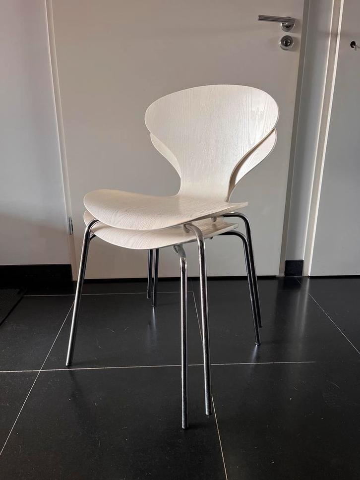 Twee vlinderstoelen MAD, Arne Jacobsen design, Huis en Inrichting, Stoelen, Gebruikt, Twee, Hout, Wit, Ophalen