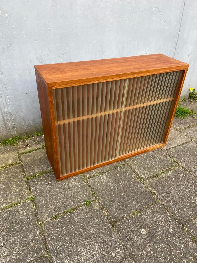‘60 vintage design teak kastje met glazen schuifdeurtjes, Ophalen, Gebruikt, Glas, Minder dan 150 cm