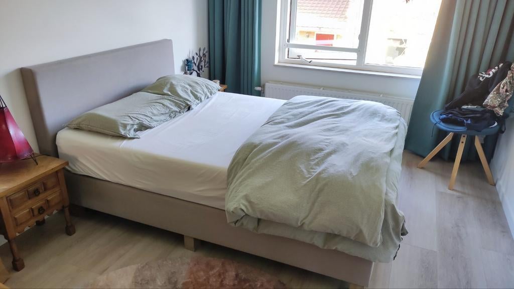 Gratis: boxspring bed 1,40m x 2,0m (zonder matras), Ophalen, Gebruikt, Beige, Tweepersoons