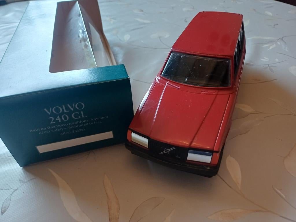 Emek Volvo 240 GL schaalmodel rood nieuw in doos, Hobby en Vrije tijd, Modelauto's | Overige schalen, Ophalen of Verzenden