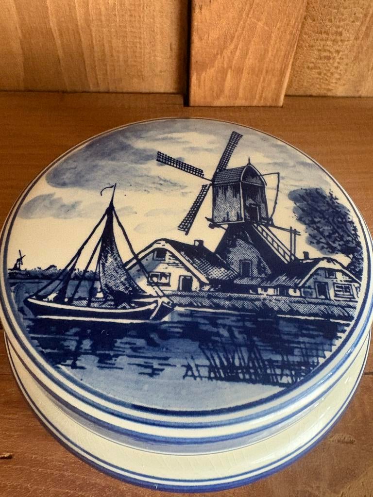 Delfts Blauw doosje met molen en boot, Ophalen