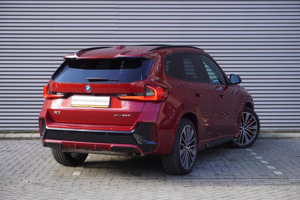 BMW X1 xDrive25e M Sportpakket Pro | Comfort Pack | Trekhaak, Stof, 105 min, Bedrijf, Hybride Elektrisch/Benzine