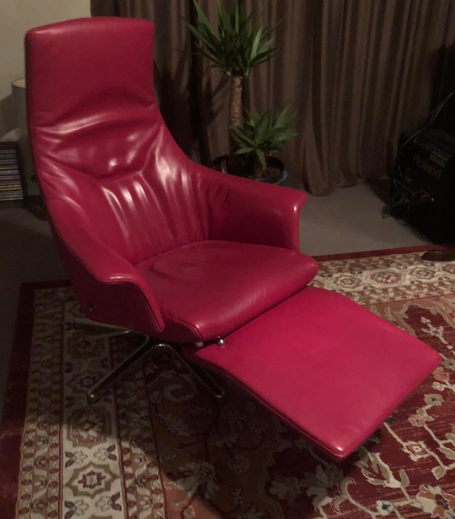 Prominent rode relax-/draaifauteuil ‘twist’. T.e.a.b., Huis en Inrichting, Fauteuils, Ophalen, Gebruikt, 75 tot 100 cm, 75 tot 100 cm
