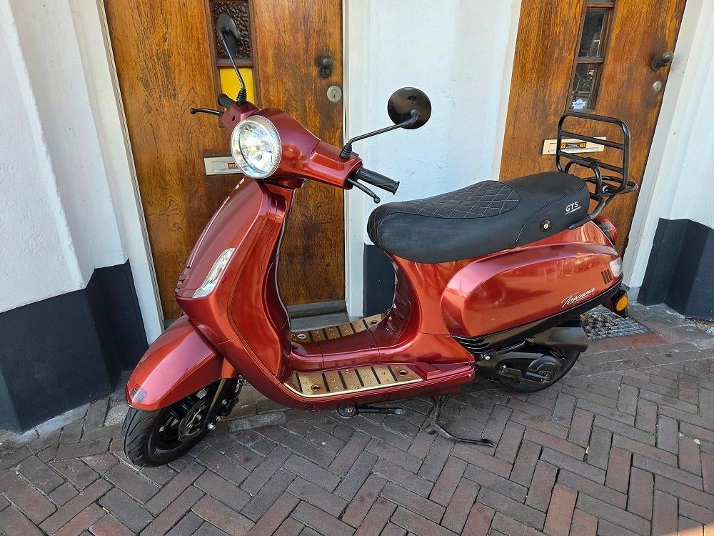 GTS  Toscane rood snor 1099, brom 1249 bij Scooterforyou, Fietsen en Brommers, Overige merken, Gebruikt, Ophalen of Verzenden