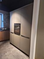 Luxe Rotpunkt showroomkeuken Walnut met natuursteen blad, Ophalen, Bruin, Hoekkeuken, Graniet of Steen