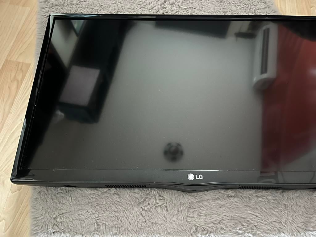 Tv LG word geleverd met schakelaar + afstandsbediening, Ophalen, Zo goed als nieuw, 50 Hz