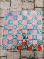 67 tegels viervlaks roodbruin met blauwgroen decor 15x15cm, Ophalen