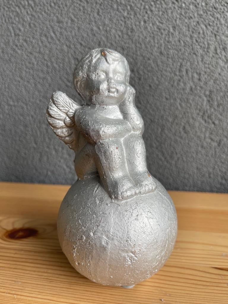 zittende engel op bal, Ophalen of Verzenden, Zo goed als nieuw