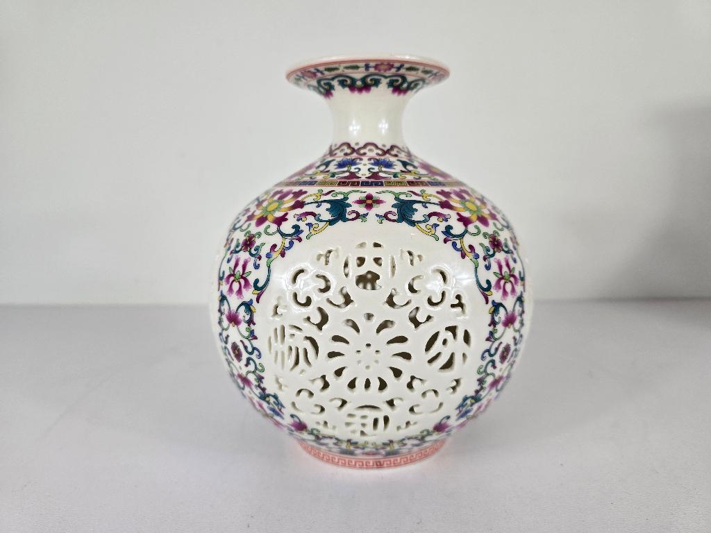 Opengewerkte vaas #6 porselein Jingdezhen, 2e helft 20e eeuw, Antiek en Kunst, Antiek | Porselein, Ophalen of Verzenden
