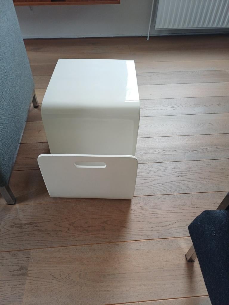 Wit bijzettafeltje met lectuurbak - Kare Design, Huis en Inrichting, Minder dan 55 cm, Gebruikt, Ophalen of Verzenden, Overige materialen