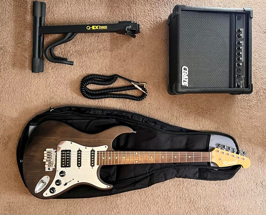 Richwood Stratocaster gitaarset, compleet en speelklaar!, Muziek en Instrumenten, Snaarinstrumenten | Gitaren | Elektrisch, Met versterker