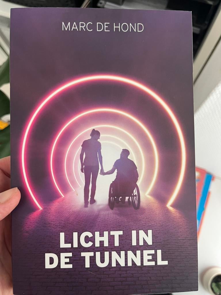 Licht in de tunnel, Boeken, Ophalen of Verzenden, Gelezen