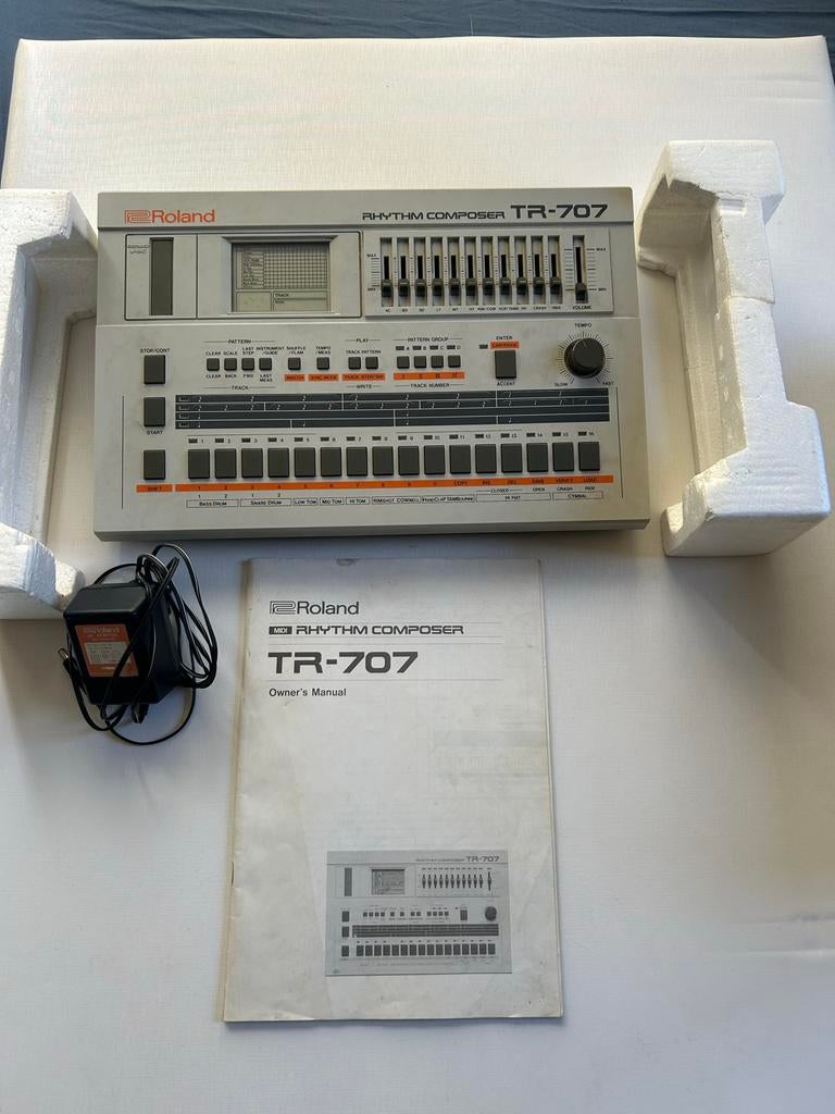 Roland TR-707 Rhythm Composer met handleiding en doos, Muziek en Instrumenten, Drumcomputers, Ophalen of Verzenden, Zo goed als nieuw
