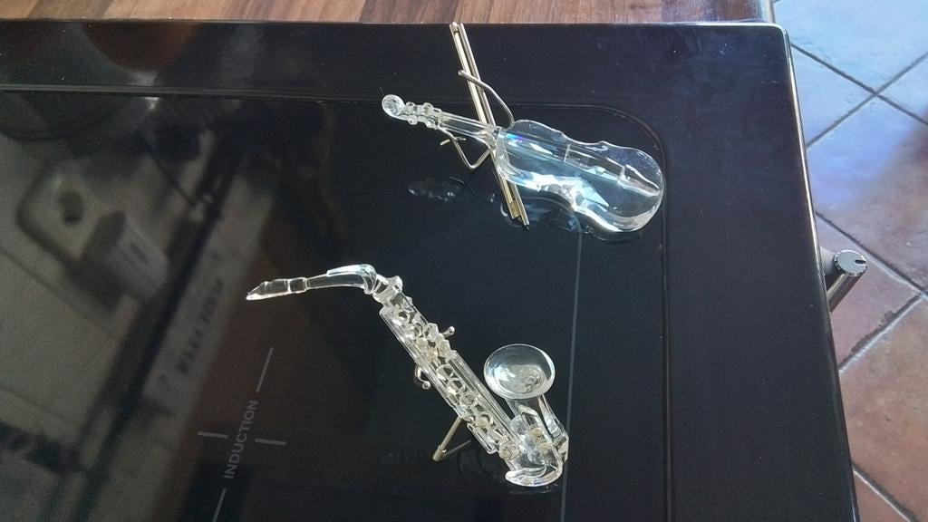 Swarovski viool en saxofoon met standaard, Ophalen of Verzenden, Zo goed als nieuw, Figuurtje
