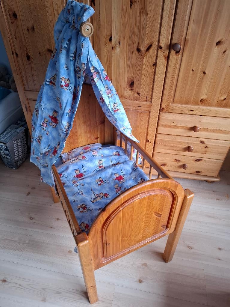Poppenwieg massief grenen incl. beddengoed, Ophalen, Zo goed als nieuw, Babypop