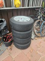 4x Nokian winterbanden en universele velgen, 15 inch, 195 mm, Winterbanden, Ophalen of Verzenden