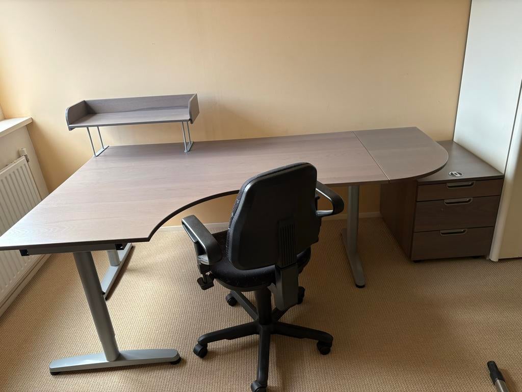 Complete bureau inrichting: bureau, ladeblok, stoel, lamp, Ophalen, Spaanplaat of MDF, Hoekbureau, Zo goed als nieuw