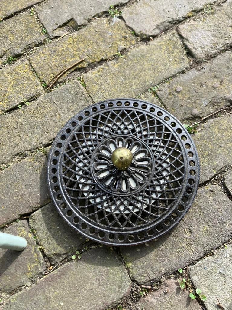 Twee decoratieve gietijzeren roosters met messing knop, Antiek en Kunst, Antiek | Woonaccessoires, Ophalen of Verzenden