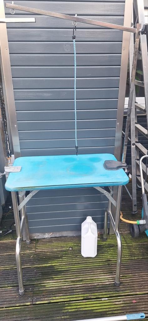 Hondentrimtafel moet weg!, Ophalen