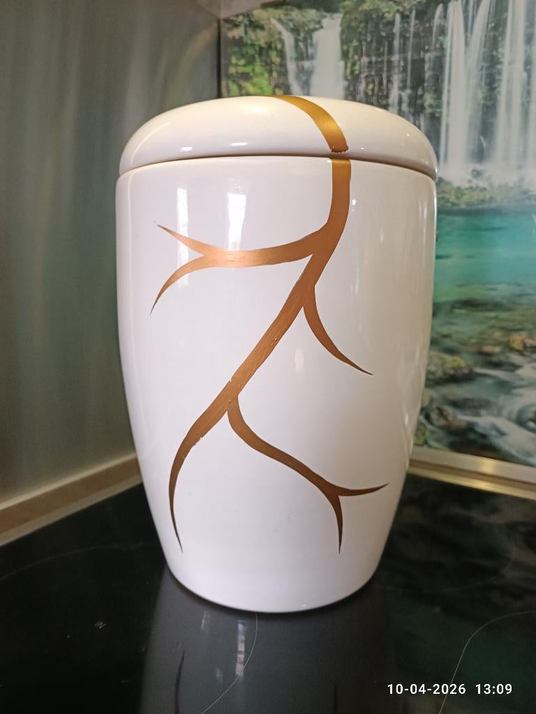 Urn. Nieuwe as-urn. Wit keramiek met bronzen decoratie., Overige onderwerpen, Beschilderd, 20 - 50 cm, Europa