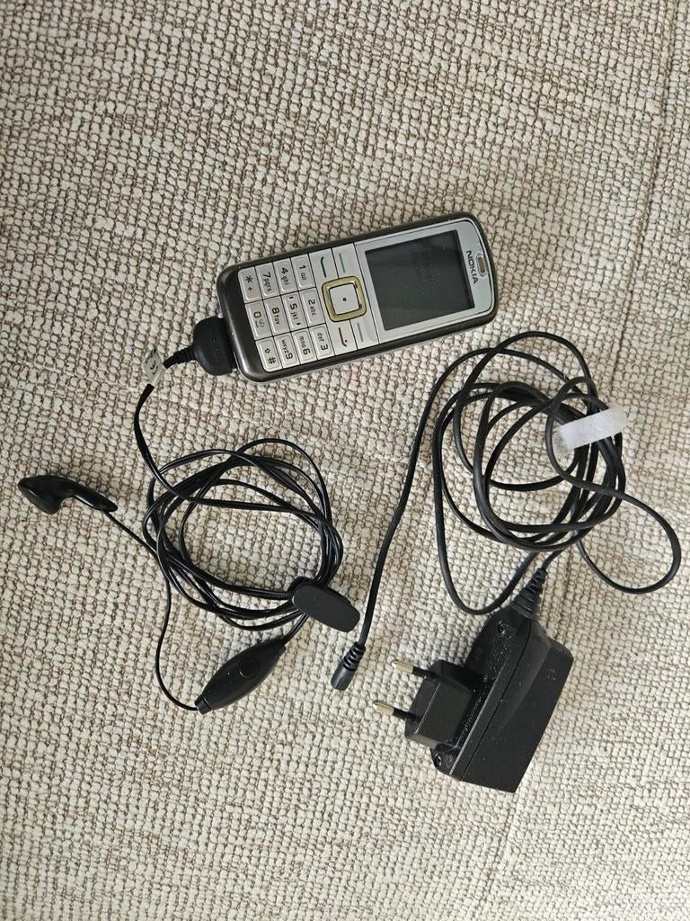 Nokia 6070 met lader en headset, Gebruikt, Fysiek toetsenbord, Ophalen of Verzenden, Minder dan 3 megapixel