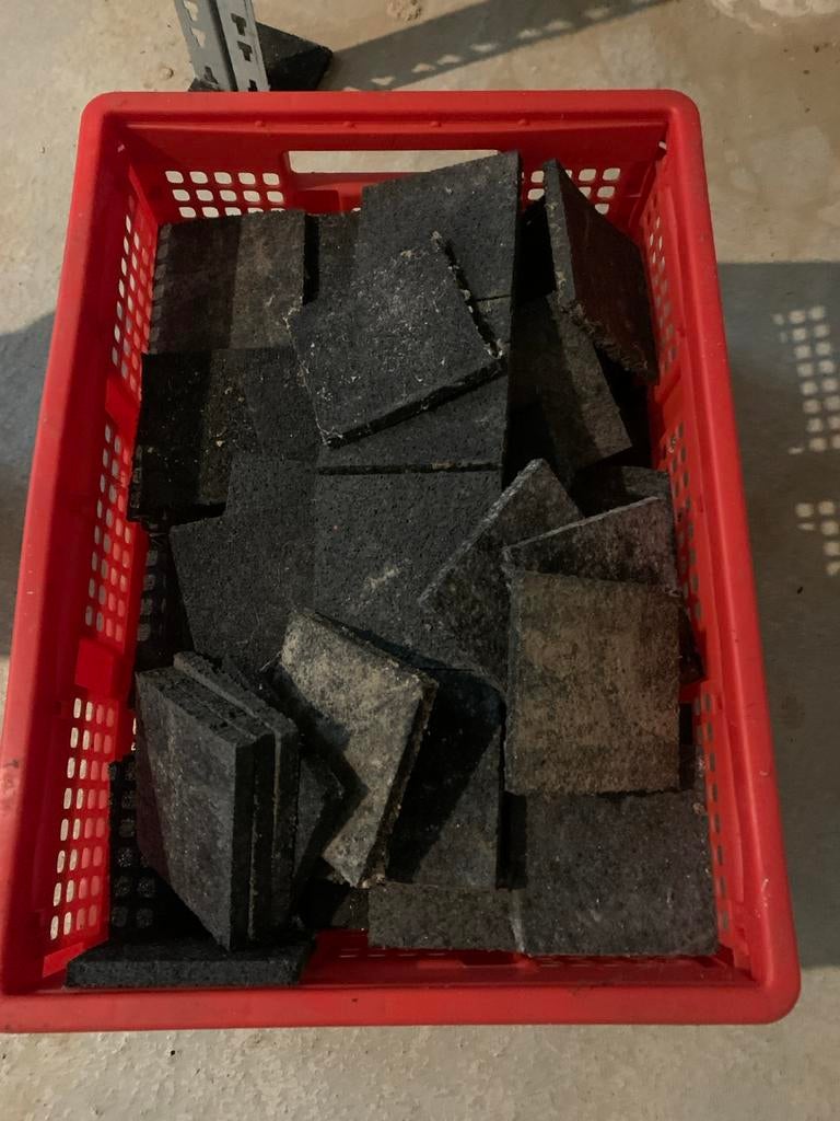 Rubberen tegels in krat, Ophalen, Gebruikt, Rubber, Minder dan 5 m²