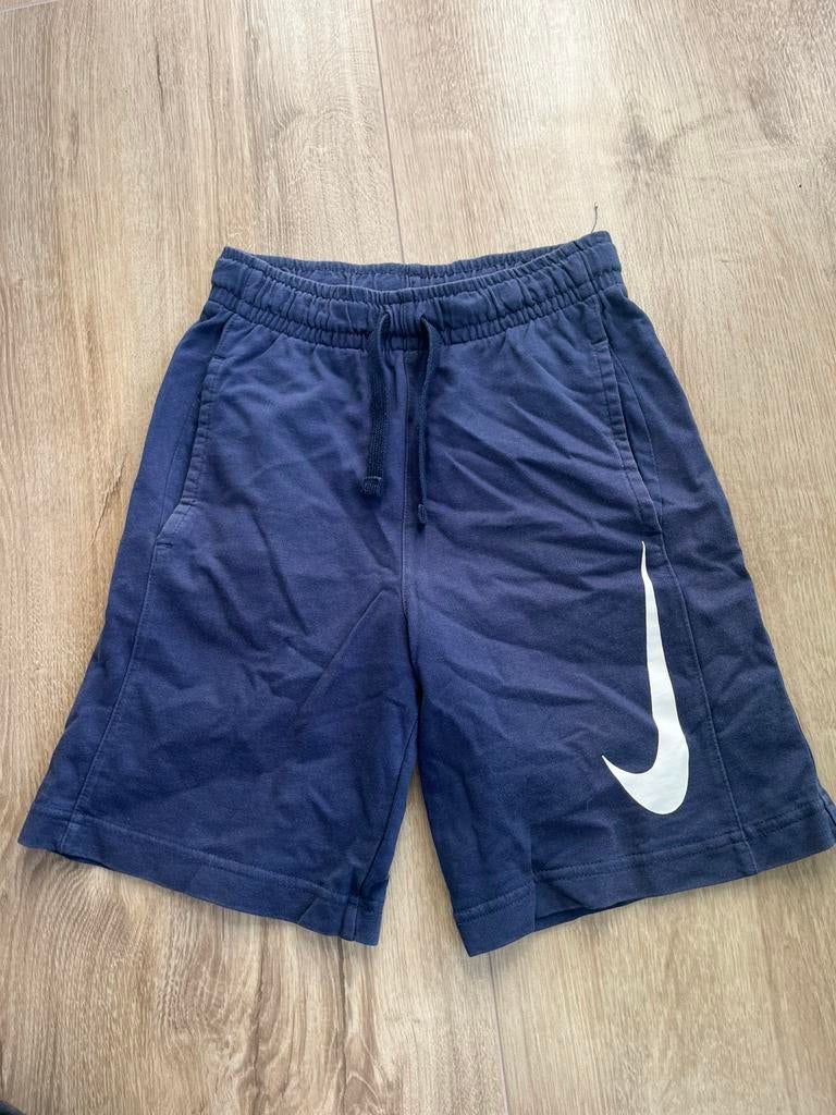 Blauwe korte broek Nike maat s/128, Kinderen en Baby's, Kinderkleding | Maat 128, Ophalen of Verzenden, Zo goed als nieuw, Jongen
