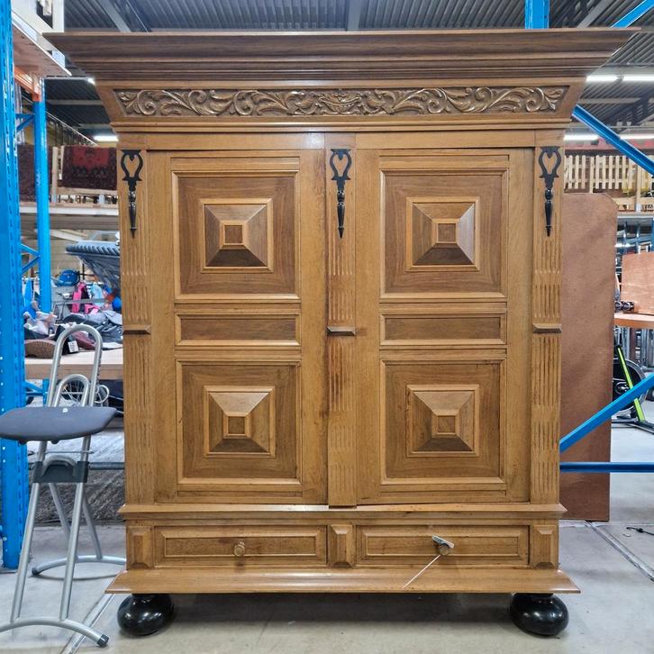 Robuuste Antieke Dekenkast met Sierlijk Houtsnijwerk, Antiek en Kunst, Antiek | Meubels | Kasten, Ophalen