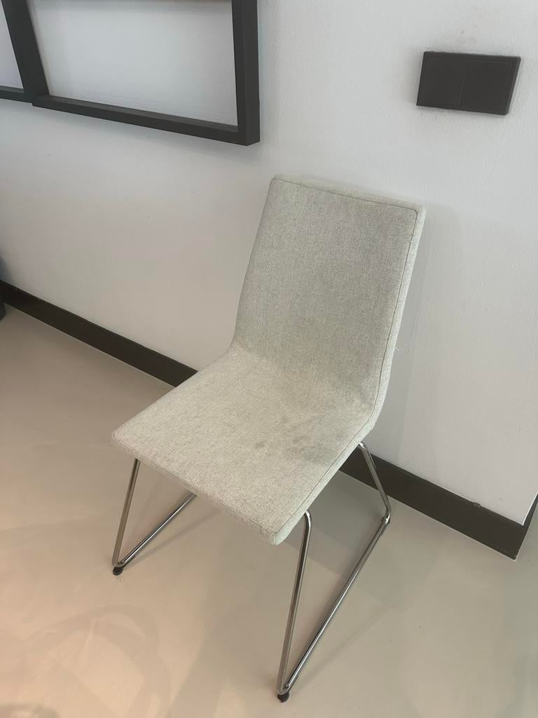 Comfortabele stoel met stoffen bekleding en metalen onderste, Gebruikt, Ophalen of Verzenden, Metaal, Eén