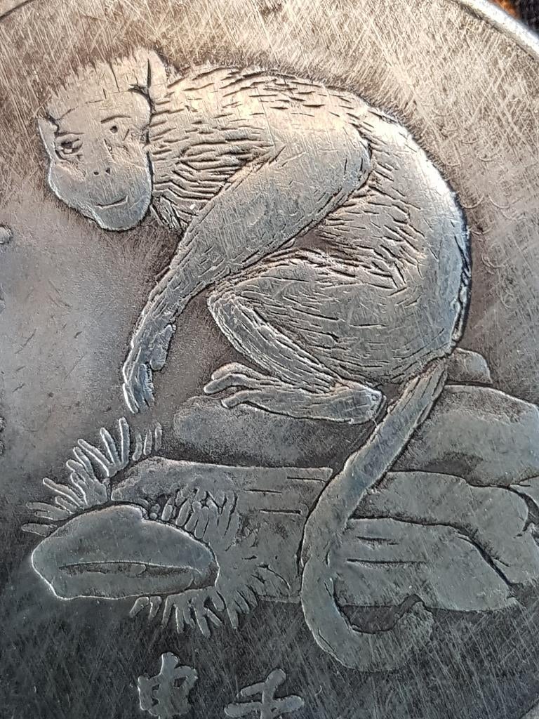 Oude Chinese munt penning van zilverbrons met een aap 4,4 cm, Antiek en Kunst, Ophalen of Verzenden