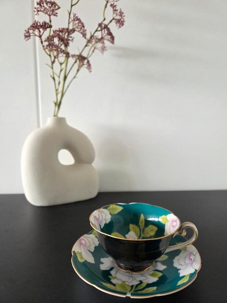 Vintage Wako China kop en schotel - zwart/groen met bloemen, Antiek en Kunst, Curiosa en Brocante, Ophalen of Verzenden
