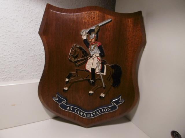 Mooi en apart groot wapenschild, 43 tankbataljon. Gesigneerd, Ophalen of Verzenden, Landmacht, Nederland, Embleem of Badge