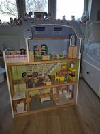 Groot houten poppenhuis met meubels en werkende lift, Ophalen, Gebruikt, Poppenhuis