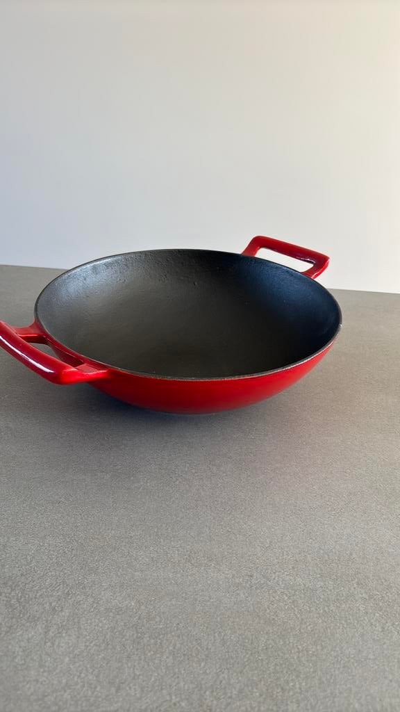 Zware gietijzeren wok met emaille rode buitenlaag, Ophalen, Zo goed als nieuw, Gietijzer, Wok