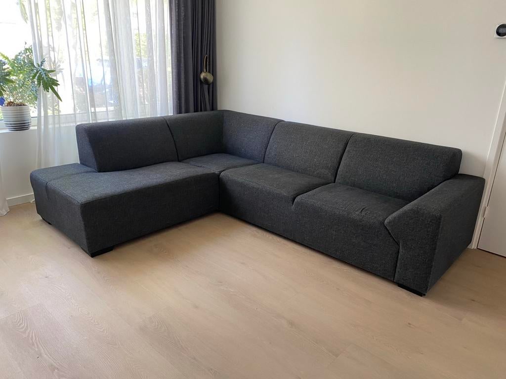Moderne donkergrijze stoffen hoekbank Loods 5, Ophalen, 250 tot 300 cm, Gebruikt, Hoekbank