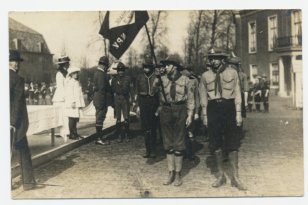 Fotokaart – Juliana met NPV padvinders (ca. 1915–1925), Ophalen of Verzenden, 1920 tot 1940, Ongelopen, Zuid-Holland