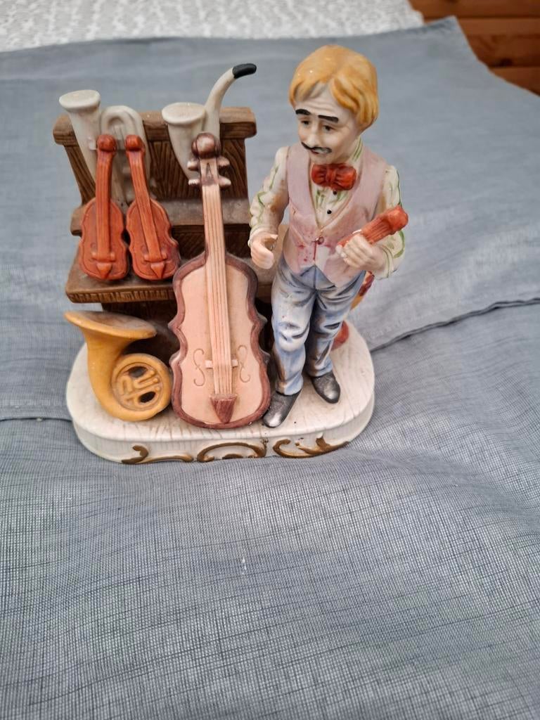 Beeldje muzikant met instrumenten - Vintage decoratie, Verzamelen, Beelden en Beeldjes, Ophalen of Verzenden, Gebruikt, Mens