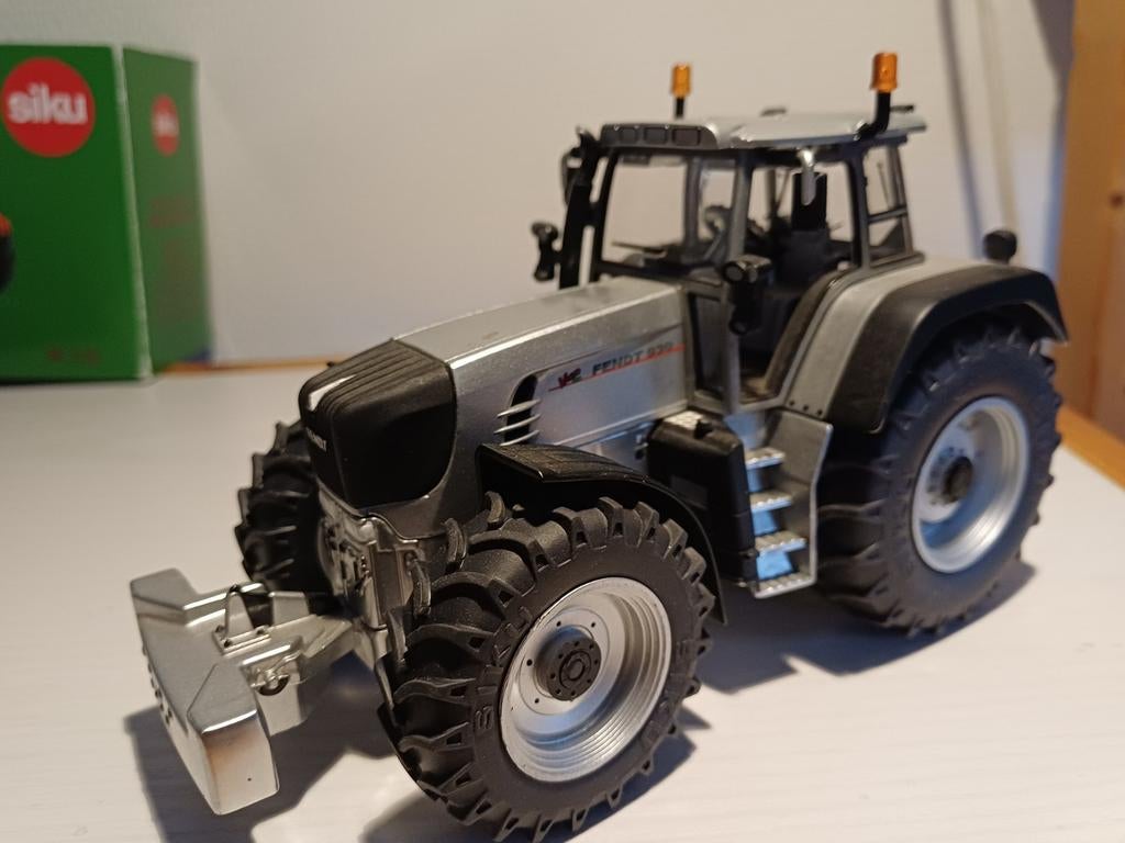Britains Siku Fendt 930 zilver, Hobby en Vrije tijd, Modelauto's | 1:32, Ophalen of Verzenden, Zo goed als nieuw, Tractor of Landbouw