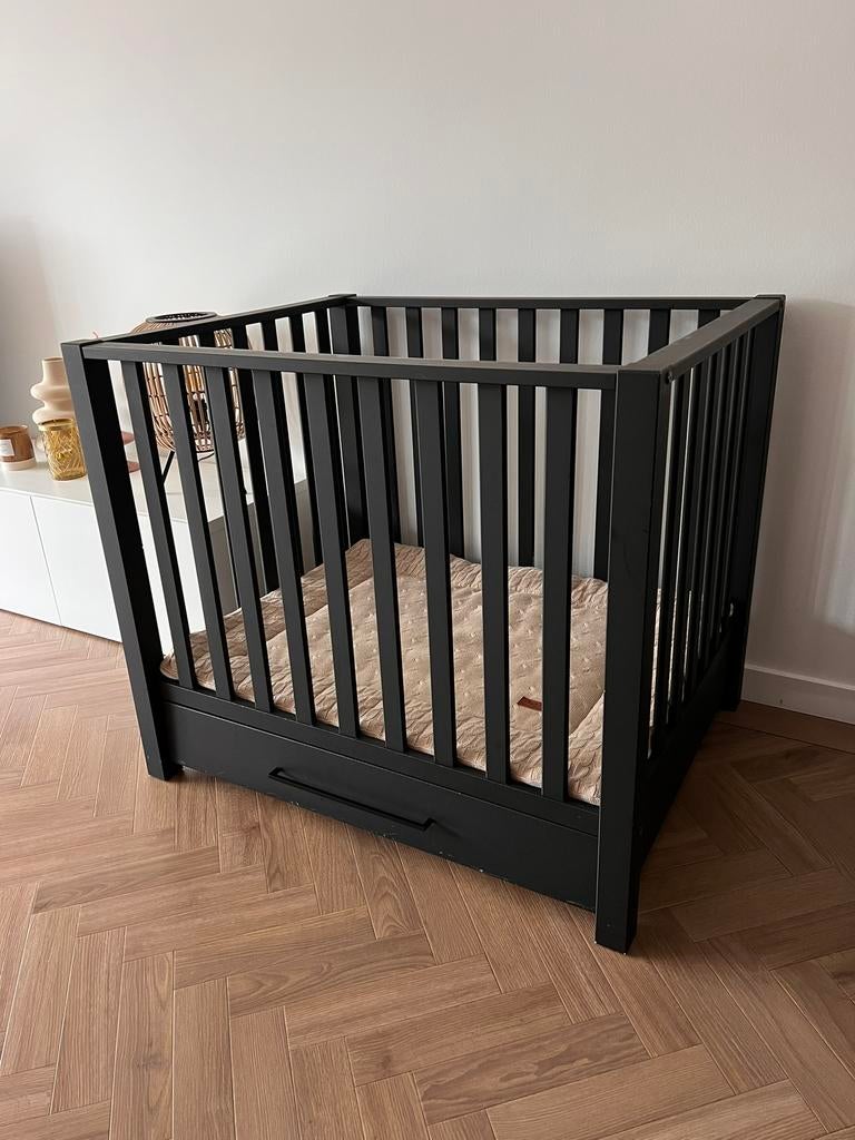Baby box met lade, zwart en incl. boxkleed, Kinderen en Baby's, Boxen, Ophalen, Nieuw, Rechthoekig, In hoogte verstelbaar