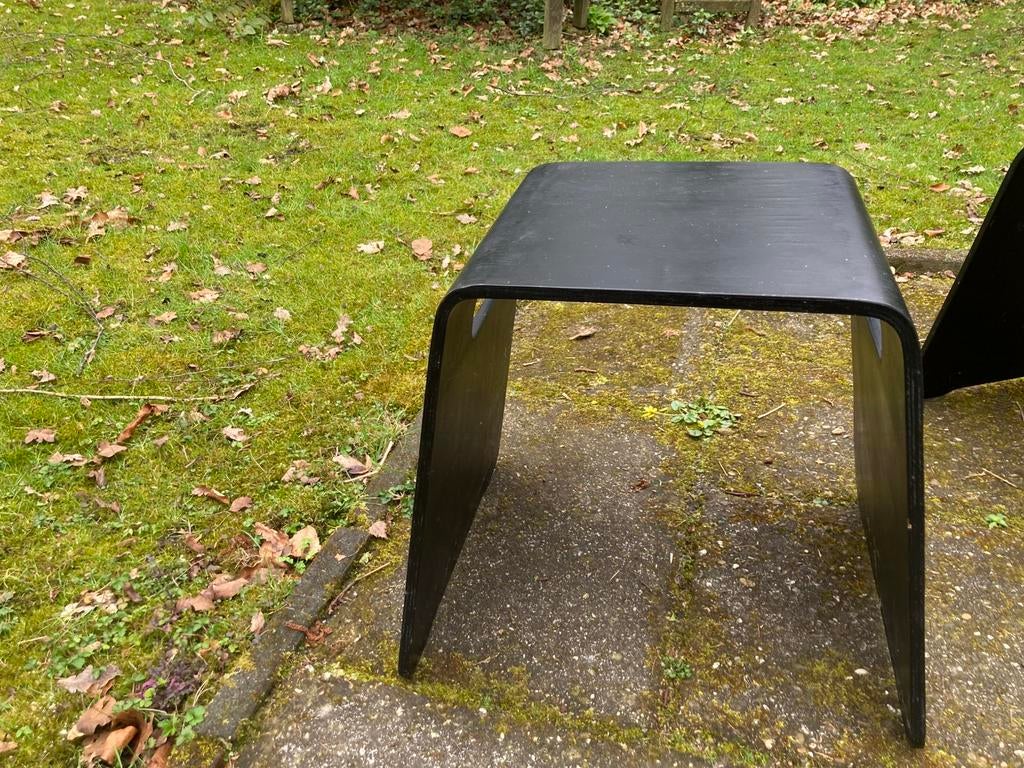 Twee zwarte krukjes , houten bijzettafels, Huis en Inrichting, Minder dan 55 cm, Gebruikt, Modern, Rechthoekig