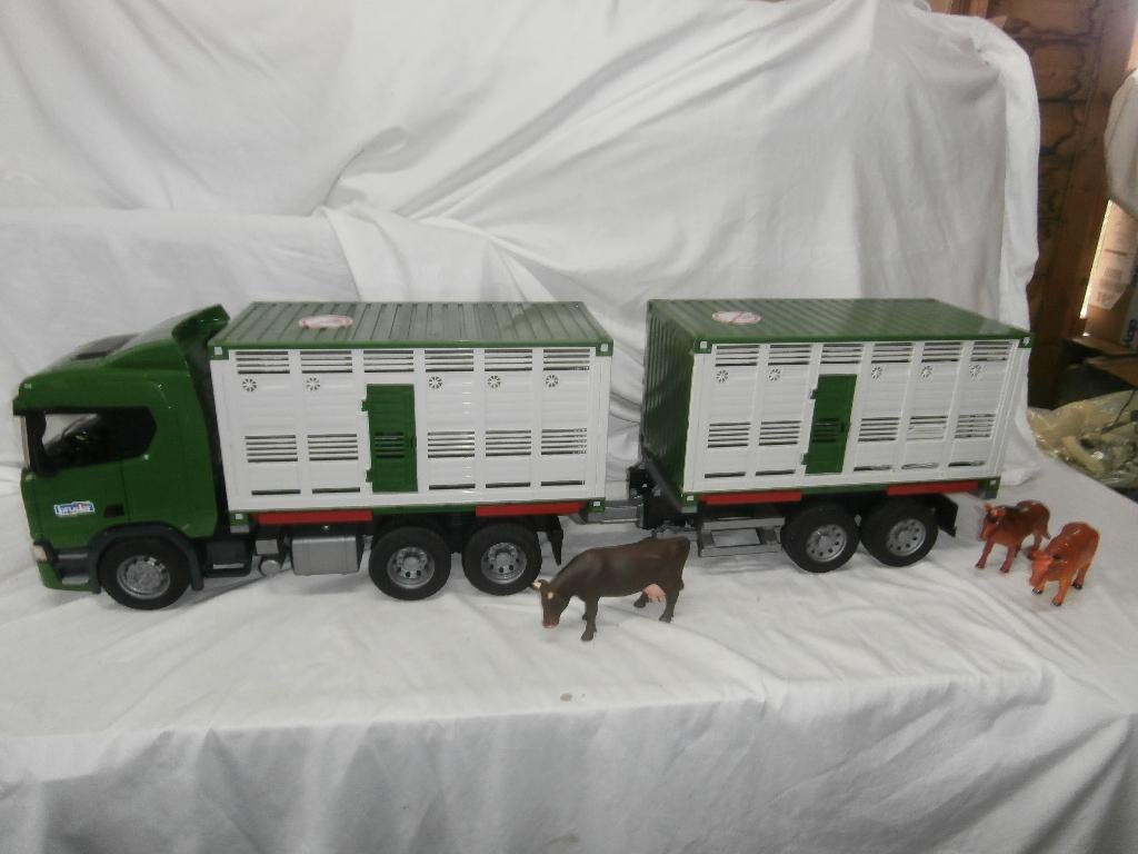 Bruder Scania truck met aanhanger en vee afzet containers, Kinderen en Baby's, Speelgoed | Speelgoedvoertuigen, Ophalen, Zo goed als nieuw