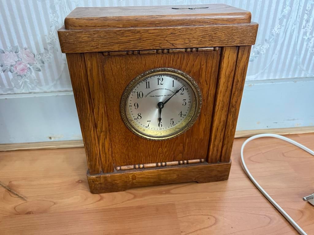 Antieke houten tafelklok en spaarpot 'Oude Haagsche van 1836, Ophalen