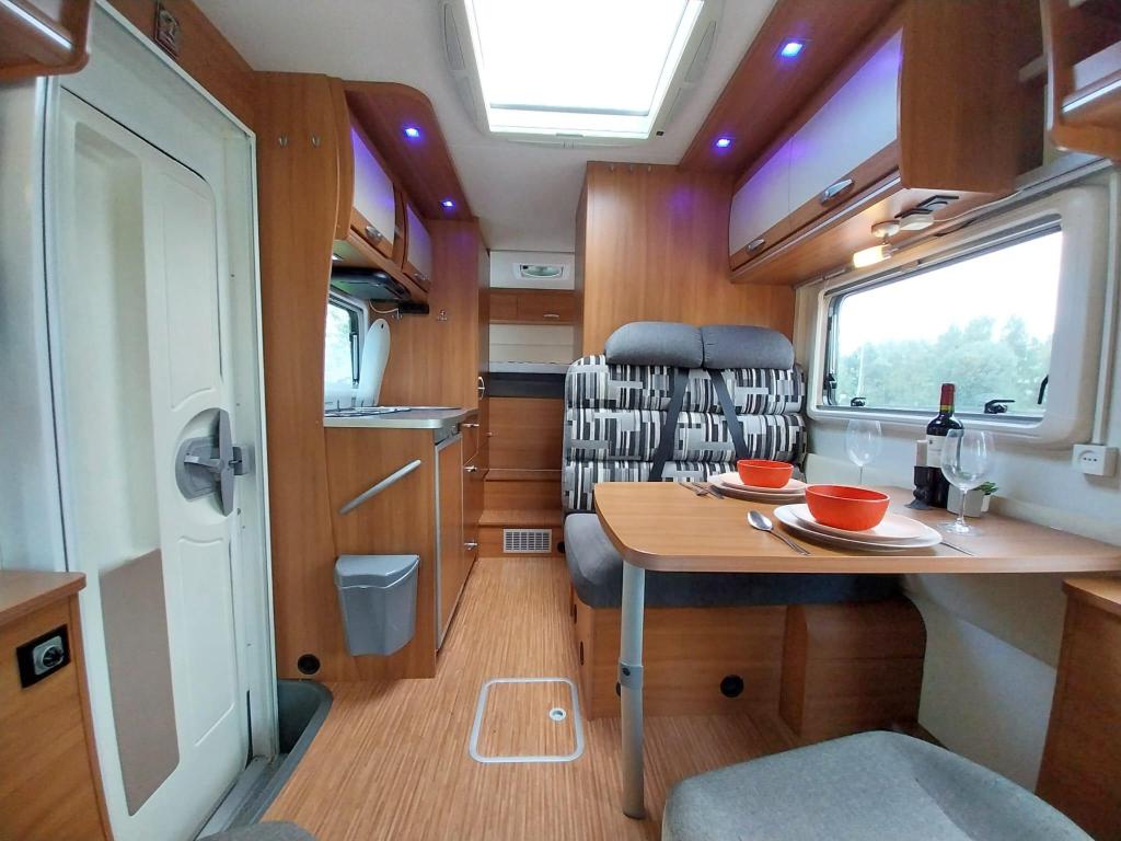 Stoere Knaus Sportliner 650 MG met veel ruimte en solair !!!, Caravans en Kamperen, Campers, Standaard zit, Ringverwarming, Fiat