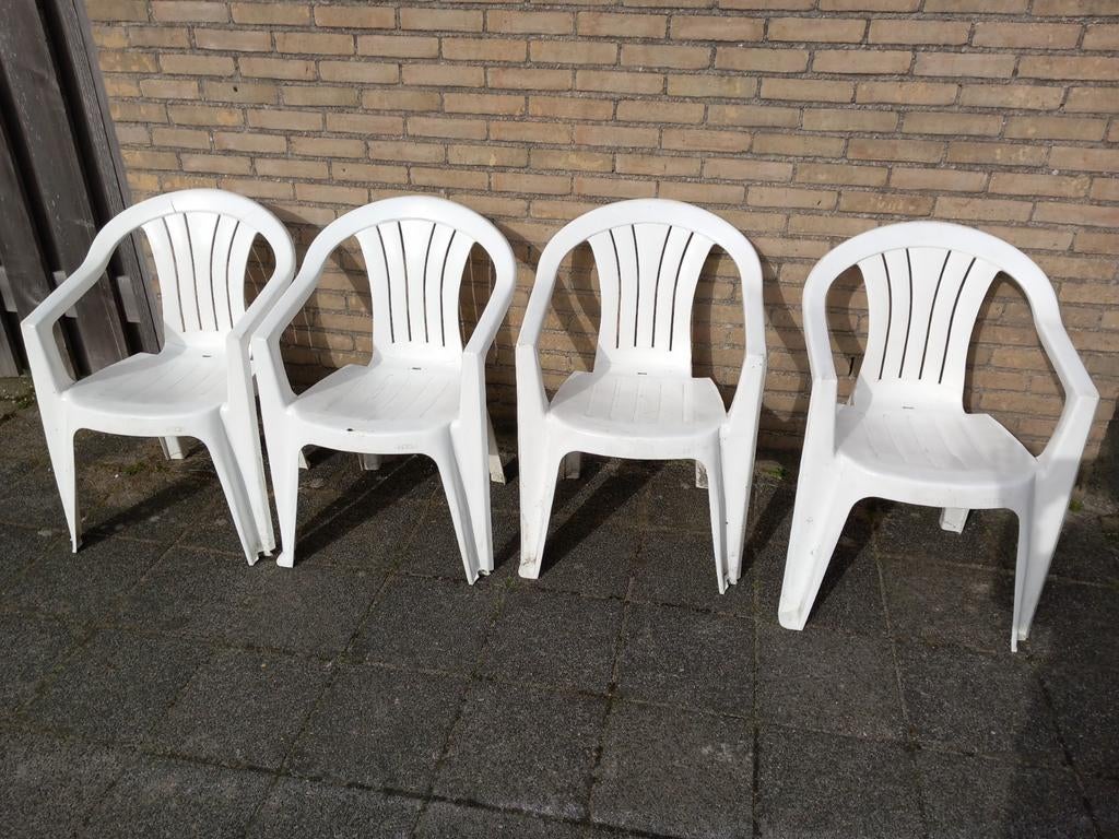 4 witte plastic tuinstoelen, Tuin en Terras, Tuinstoelen, Ophalen, Gebruikt, Plastic, Stapelbaar
