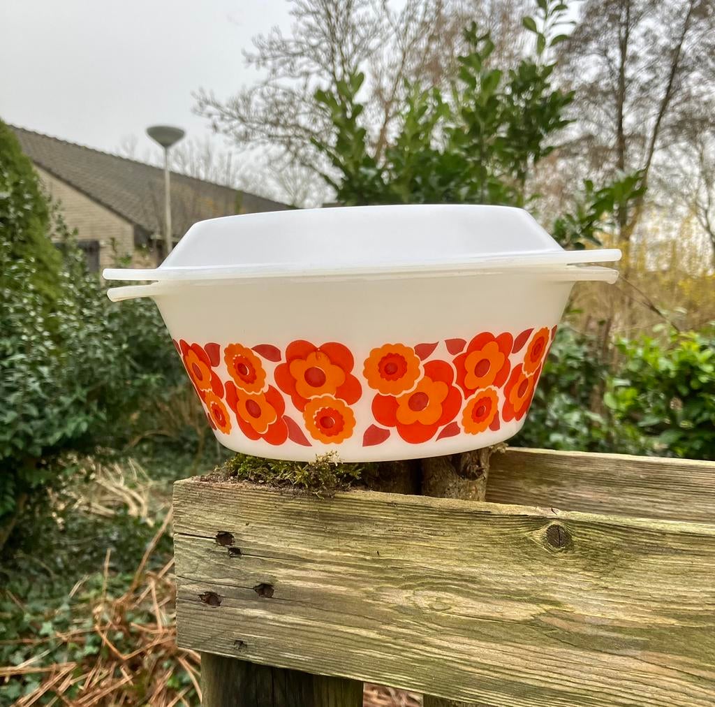 Arcopal Melkglas Ovenschaal ‘LOTUS’ met Deksel, Antiek en Kunst, Antiek | Schalen, Ophalen of Verzenden