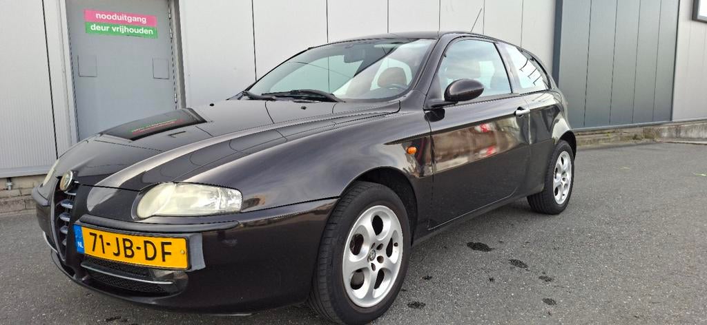 Alfa Romeo 147 1.6 T.spark 16V 88KW 3DR 2002 Zwart, Auto's, Voorwielaandrijving, 4 cilinders, 400 kg, Zwart