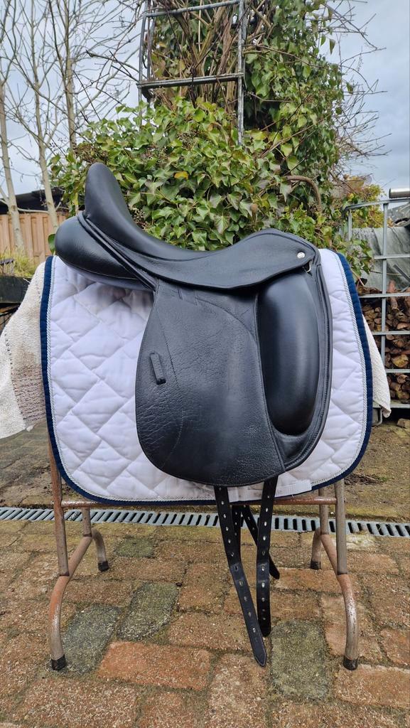 Custom Icon Flight 17,5 inch, Dieren en Toebehoren, Paarden en Pony's | Zadels, Zo goed als nieuw, Dressuur, Ophalen of Verzenden