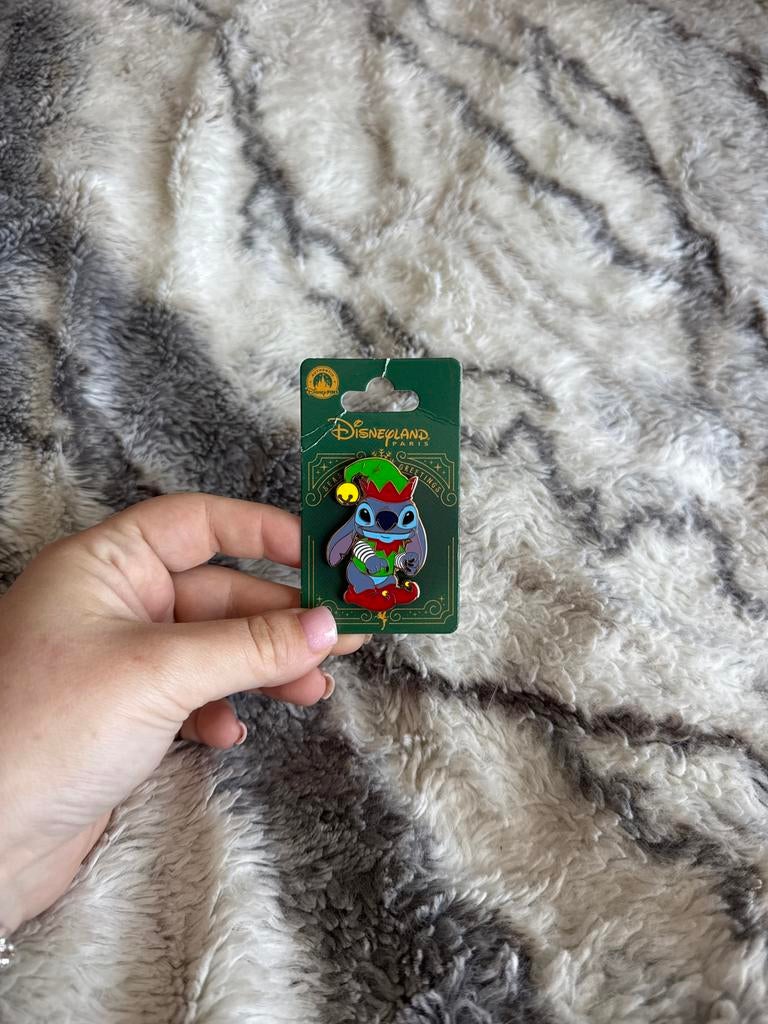 Disney Stitch Kerst Pin - Disneyland Parijs, Verzamelen, Ophalen of Verzenden, Overige figuren, Nieuw, Overige typen